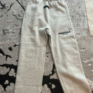 FEAR OF GOD ESSENTIALS SWEATS LIGHT OATMEAL KIDS 10